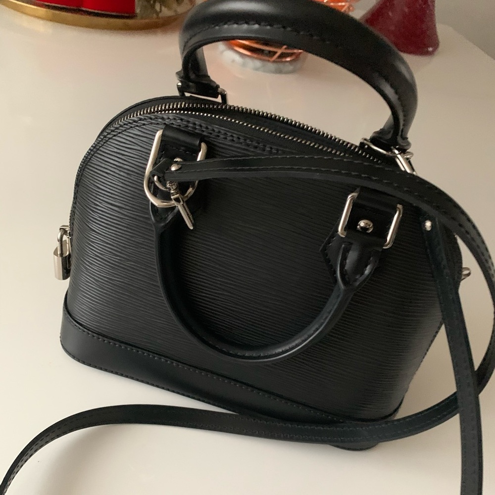 Louis Vuitton Alma bb in noir epi leather